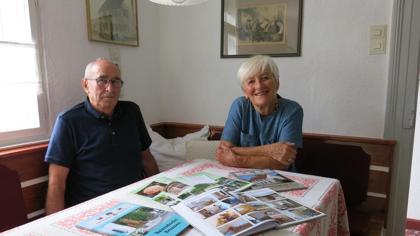 Monika und Peter Hofmayer zeigen einige der zahlreichen Fotobücher, die der Heimatverein zu wichtigen Ereignissen und Projekten zusammengestellt hat.