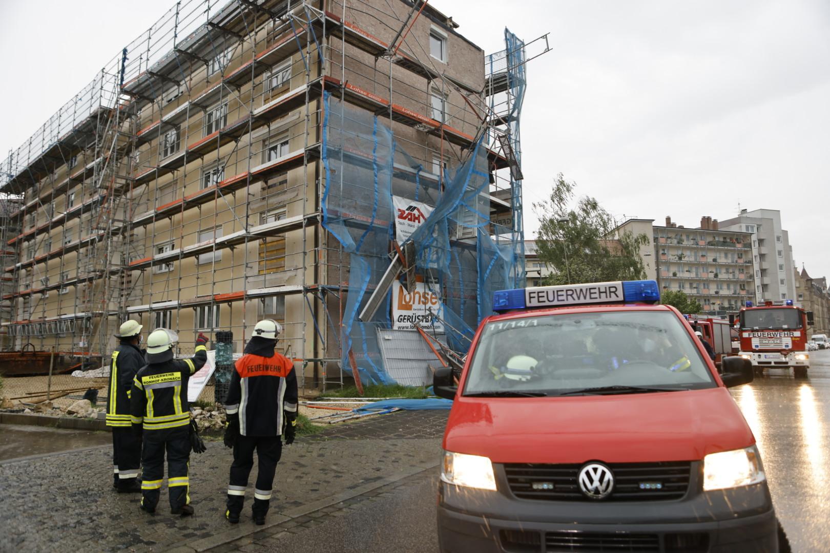 Draußen tobte der Sturm - und zerstörte wie hier in Fürth ein Baugerüst.