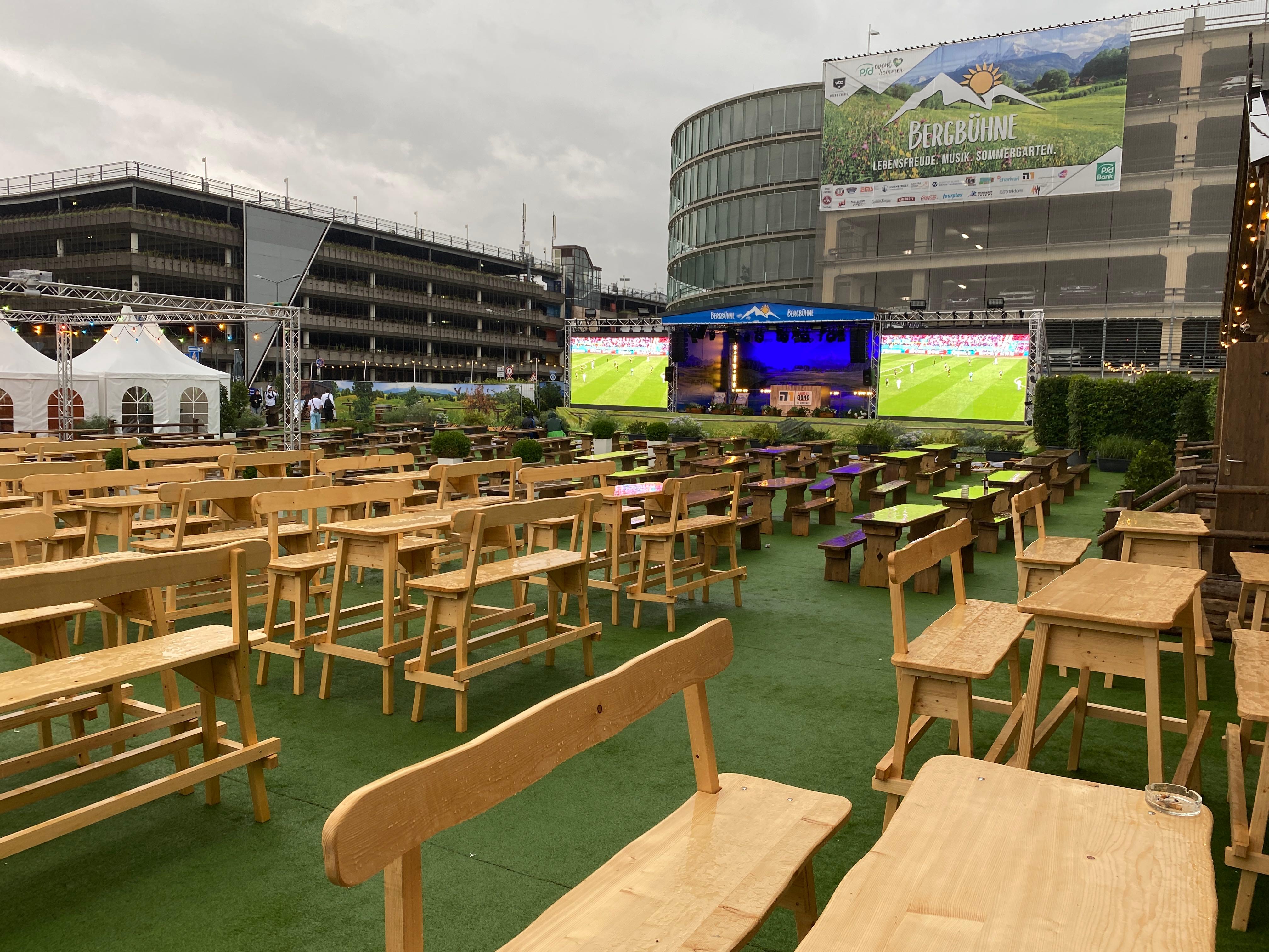 Während die Einsatzkräfte die Schäden in der Region eindämmten, gelang dies der Nationalelf in London nicht: Sie kassierte gleich zwei Gegentore.