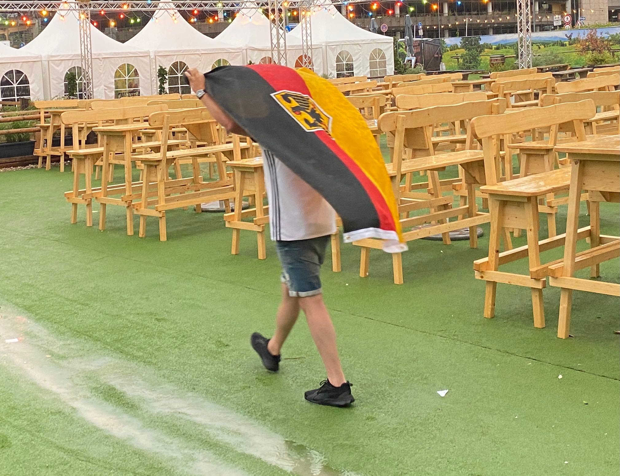 Deutschland im Achtelfinale gegen England: FuÃŸballfans feiern bei Public Viewing