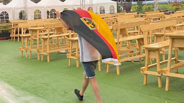 Deutschland im Achtelfinale gegen England: Fußballfans feiern bei Public Viewing