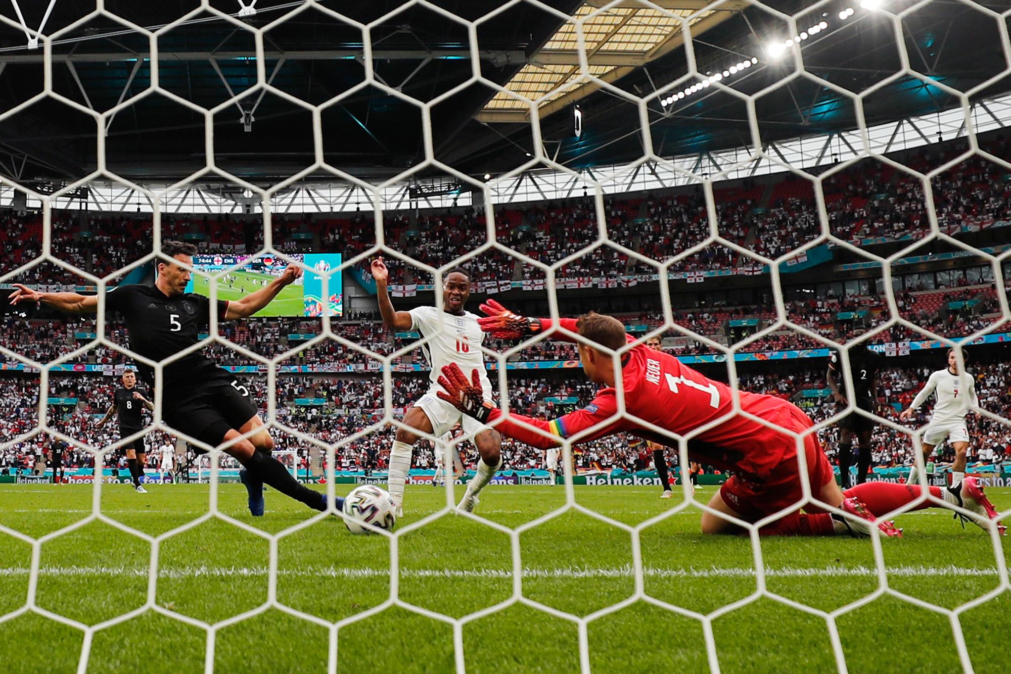 Musste sich bei Sterlings frühem Distanzschuss gleich mächtig strecken. Dann lange Zeit wenig beschäftigt, bis Sterling und Kane eiskalt zuschlugen.