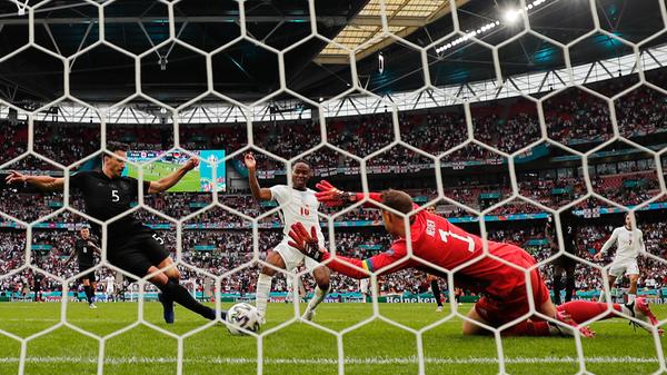 Musste sich bei Sterlings frühem Distanzschuss gleich mächtig strecken. Dann lange Zeit wenig beschäftigt, bis Sterling und Kane eiskalt zuschlugen.