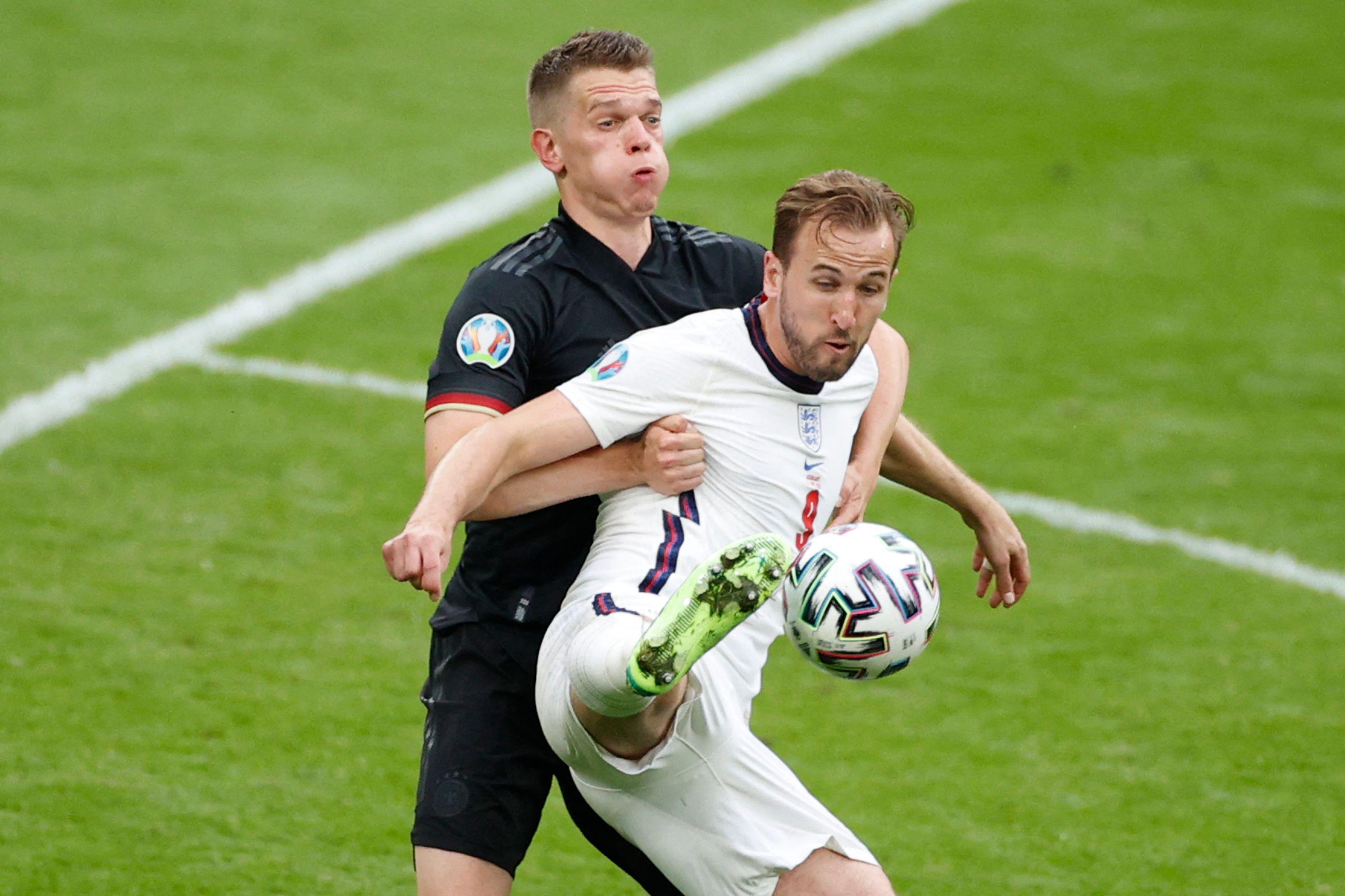 Sah nach einem Trikotzupfer gegen Shaw früh seine zweite Gelbe Karte des Turniers und wäre im Viertelfinale gesperrt gewesen. Ist nicht gesperrt, weil er dann vor dem 0:1 Sterling aus den Augen verlor.