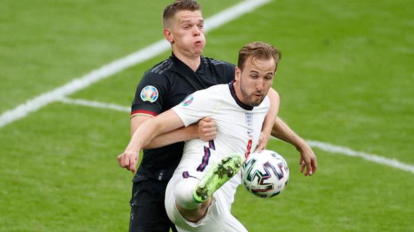 Sah nach einem Trikotzupfer gegen Shaw früh seine zweite Gelbe Karte des Turniers und wäre im Viertelfinale gesperrt gewesen. Ist nicht gesperrt, weil er dann vor dem 0:1 Sterling aus den Augen verlor.