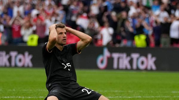 Stets bemüht, die Kollegen in Szene zu setzen. Ein früher Traumpass auf Goretzka, aber auch oft fahrig und ohne die letzte Präzision. Leitete mit einem Fehlpass die englische Großchance kurz vor der Halbzeit ein und vergab in der 81. Minute die deutsche Großchance zum 1:1. Eine weitere EM ohne Müller-Tor.