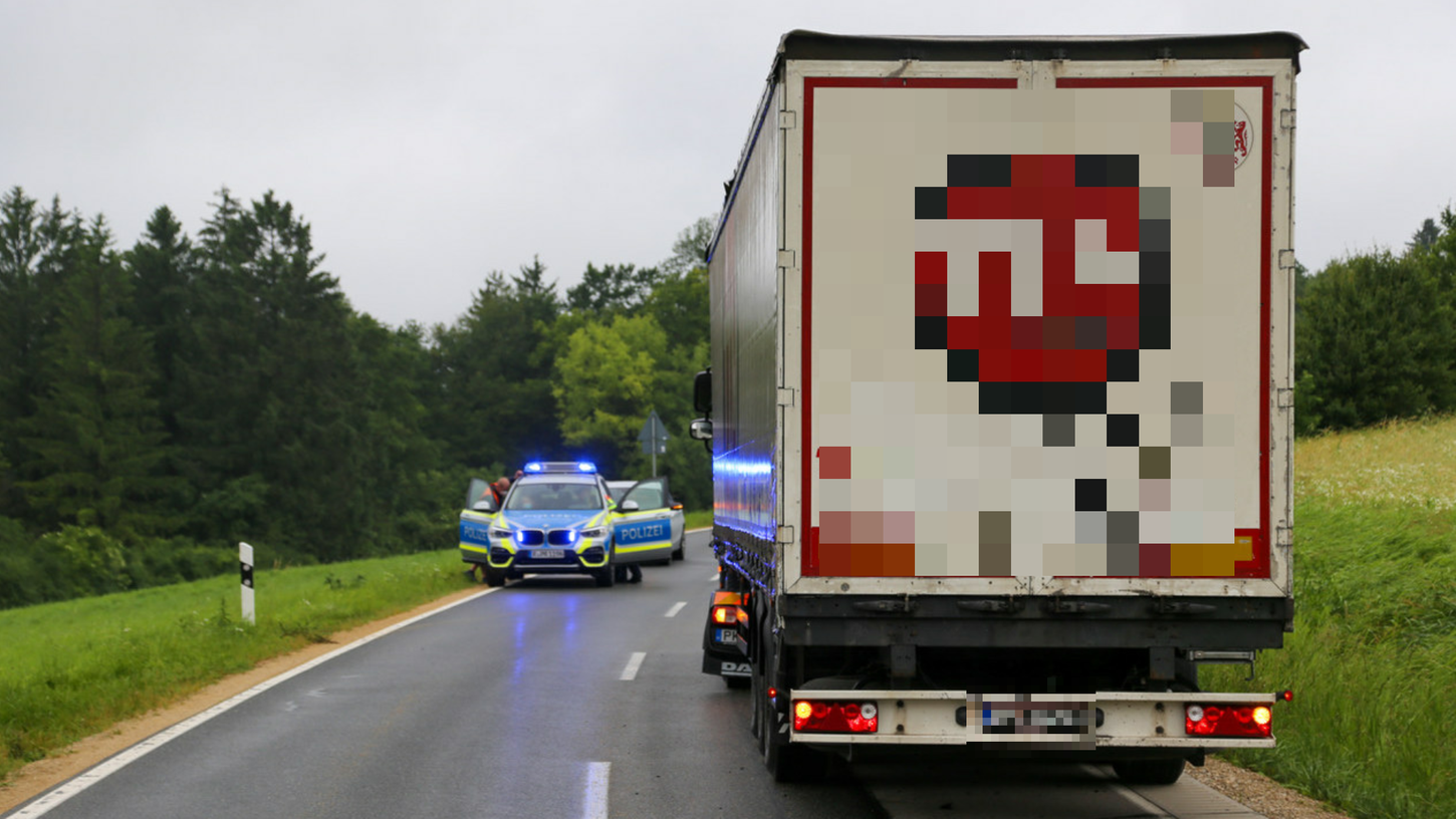 In einer Kurve musste der Lkw pannenbedingt halten. In einer Kurve musste der Lkw pannenbedingt halten.