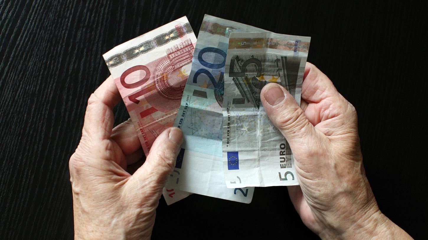 Ostdeutsche Rentner bekommen ab Juli mehr Geld. 