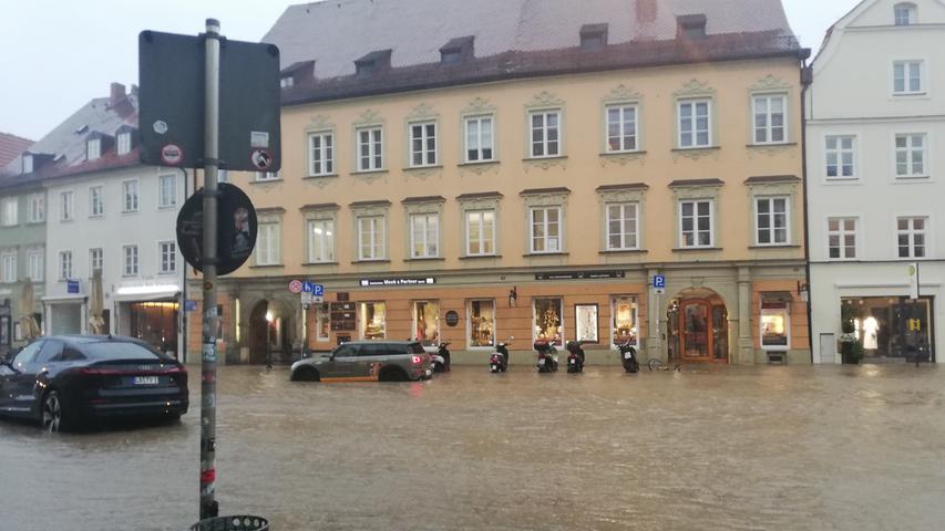 Wassermassen überfluteten diese Woche einige Orte in Deutschland. Außergewöhnliche Regenmassen hatten etwa die Landshuter Altstadt am Dienstagabend unter Wasser gesetzt. Es gab Sturzbäche, verschlammte Straßen und vollgelaufene Keller. Die Feuerwehr war im Dauereinsatz.