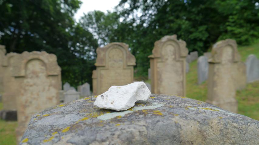 We ein jüdisches Grab besucht, der legt dort keine Blumen ab, sondern setzt ein mitgebrachtes Steinchen auf den Grabstein.