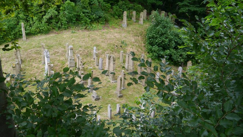 Ein Ort der Ruhe und der Erinnerung: Der Jüdische Friedhof in Sulzbürg liegt auf einer kleinen Bergkuppe.