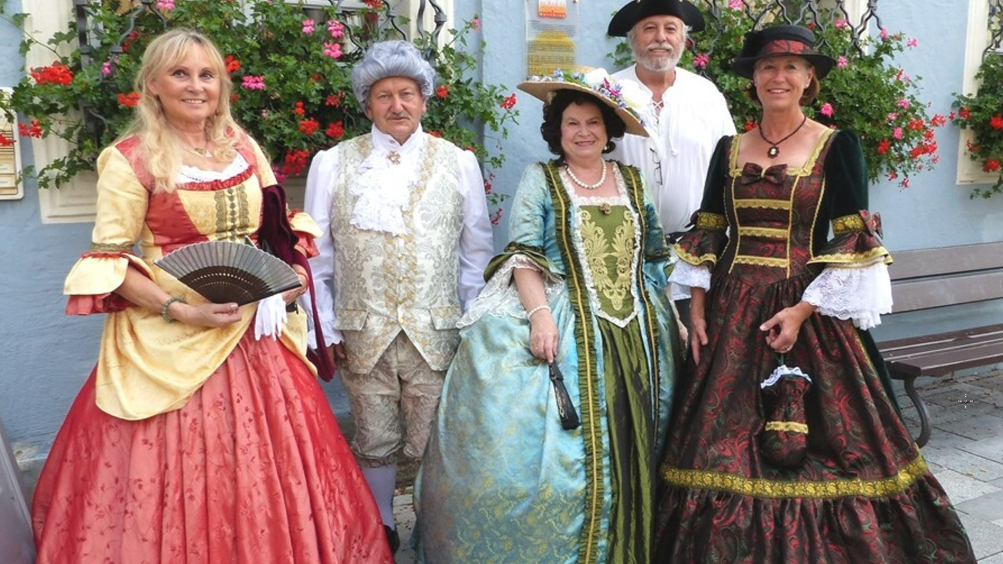 Zu Ehren des Geburtstages von C.W. Gluck wird im kleinem Rahmen gefeiert.
Zu Ehren des Geburtstages von C.W. Gluck wird im kleinem Rahmen gefeiert.