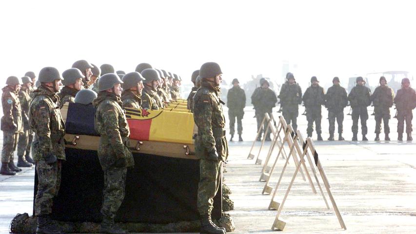 Bittere Realität für die Bundeswehr in Afghanistan: Soldaten stehen vor den Särgen ihrer Kameraden, die 2002 bei einem Hubschrauberabsturz ums Leben kamen. 