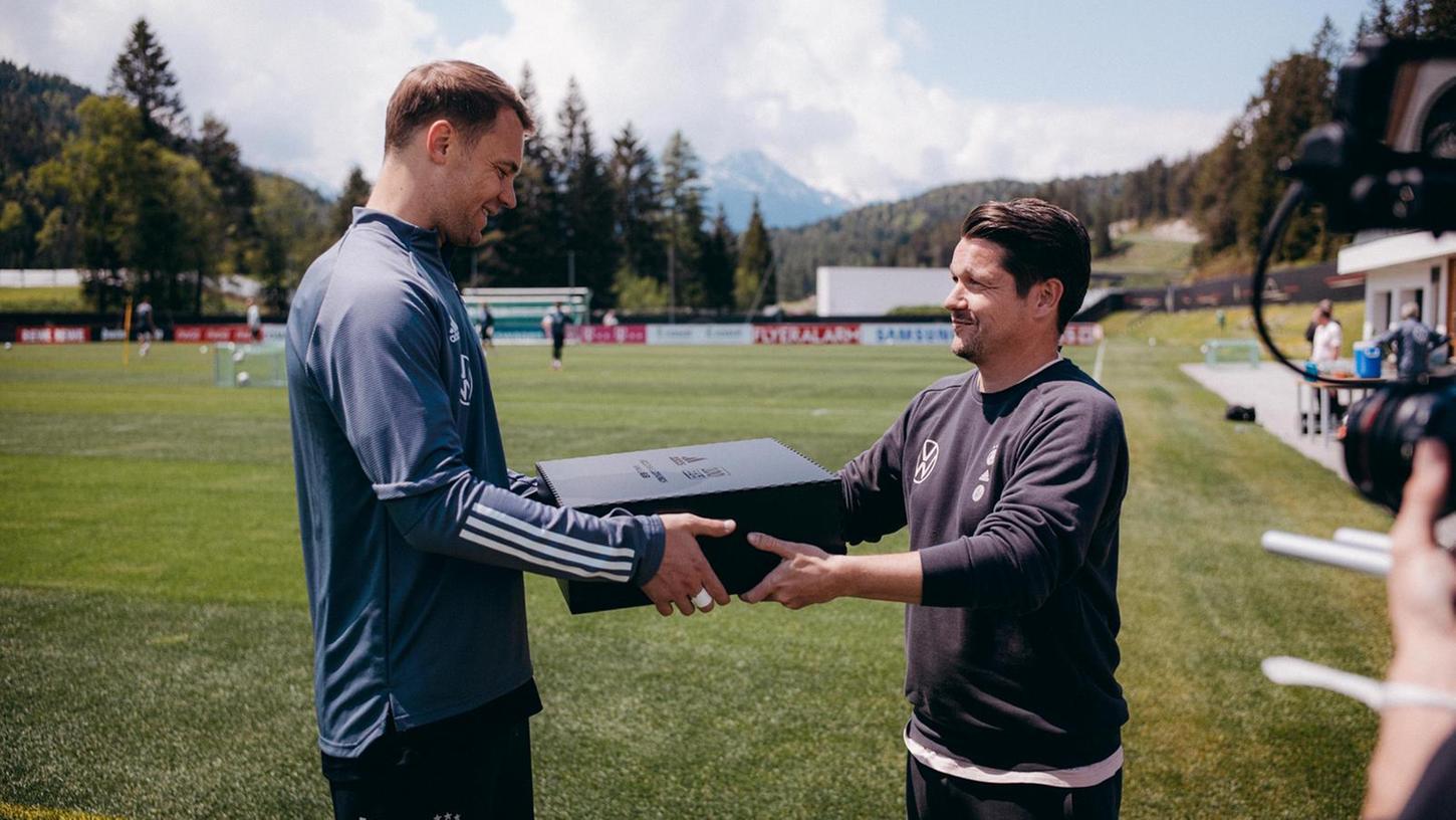 Christian Staatz, hier mit Mannschaftskapitän Manuel Neuer.
Christian Staatz, hier mit Mannschaftskapitän Manuel Neuer.