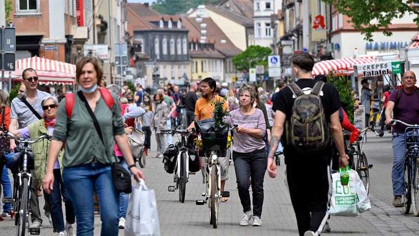 Fußgänger und Radfahrer sind in Erlangens Innenstadt oft gleichberechtigt.