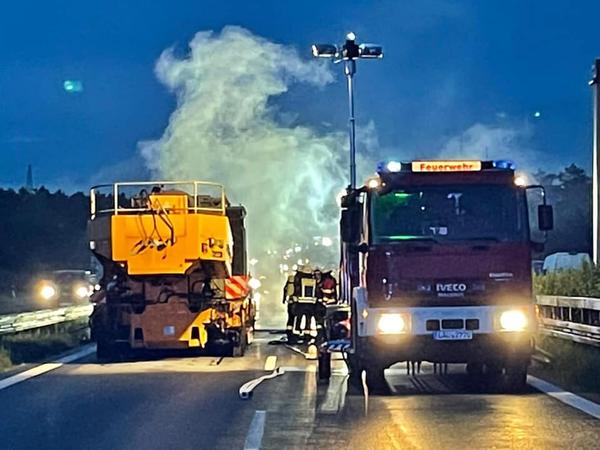 Mit schwerem Atemschutzgerät und durch die Beleuchtung durch das Thw konnten die Einsatzkräfte den Brand in den Griff bekommen. /Foto: Feuerwehr Röthenbach Mit schwerem Atemschutzgerät und durch die Beleuchtung durch das Thw konnten die Einsatzkräfte den Brand in den Griff bekommen. /Foto: Feuerwehr Röthenbach
