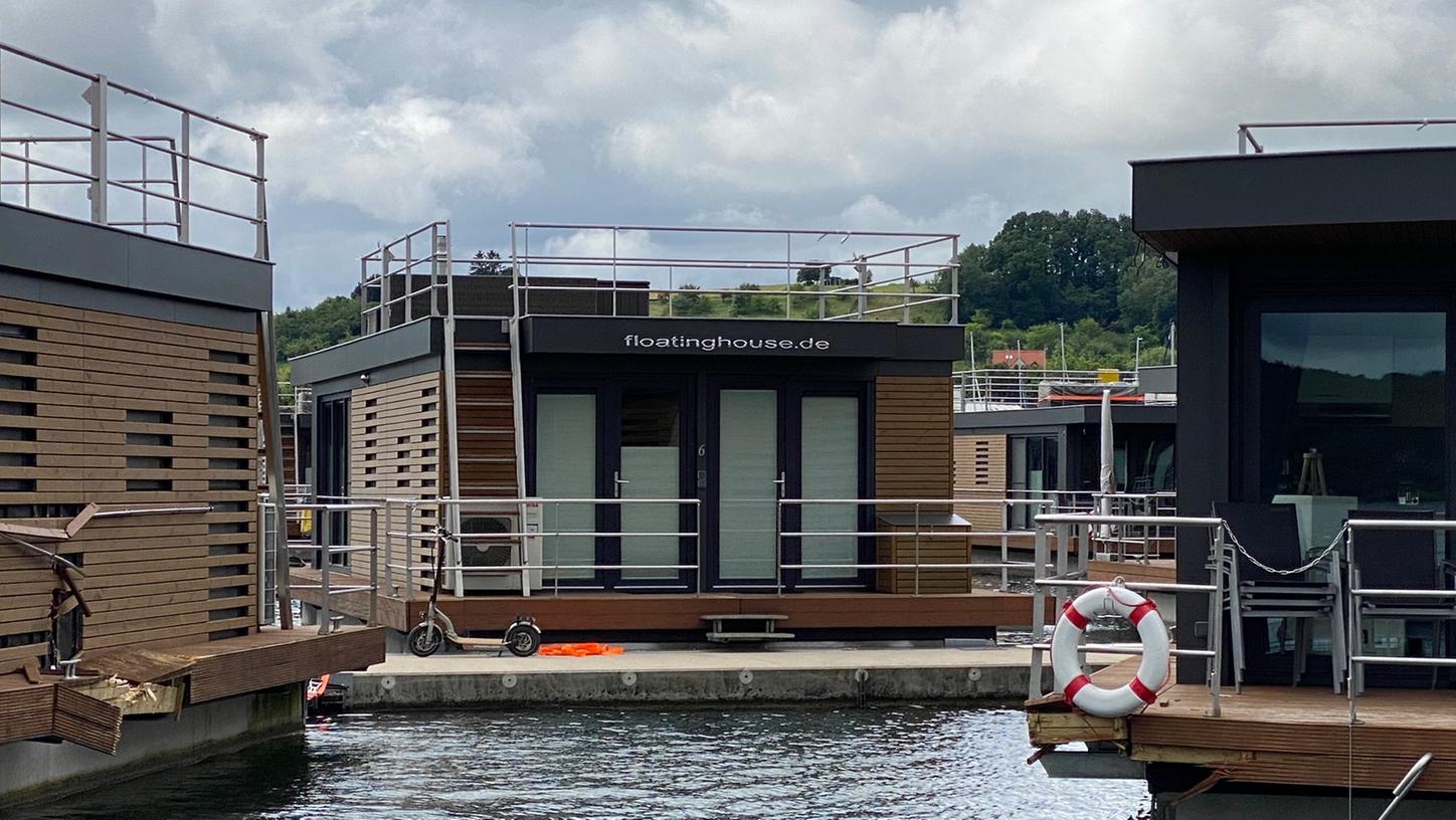 Domino-Effekt: Zunächst löste sich ein schwimmendes Haus im Ramsberger Hafen aus der Verankerung und drehte sich, dabei lösten sich auch drei weitere Floating Houses.