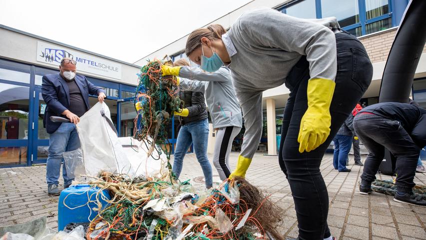 Mit Schülern der Mittelschule Veitshöchheim wuschen Peter Bales und Herbert Hornung Meeresmüll, den sie zuvor auf Sylt eingefangen hatten. Mit Schülern der Mittelschule Veitshöchheim wuschen Peter Bales und Herbert Hornung Meeresmüll, den sie zuvor auf Sylt eingefangen hatten.