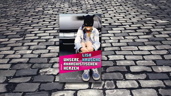 Der Übergang von der Kindheit ins Erwachsenenleben ist eine Herausforderung. Umso schlimmer, wenn es an Menschen fehlt, die Halt bieten. Gwens Eltern umgeben sich mit Reichtum und oberflächlichen Angebern, die sie für Freunde halten. Charles Eltern sind auf der Suche nach sich selbst. In einer Hippie-WG im Hinterland von Hildesheim wollen sie zu sich finden und verpflanzen ihre Kinder aus Berlin in die Provinz. Charles muss alles hinter sich lassen, was ihr wichtig ist. "Unsere anarchistischen Herzen" (S. Fischer, 23 Euro) heißt das Romandebüt von Lisa Krusche, 1990 in Hildesheim geboren. Was das Buch so faszinierend macht, sind die beiden Mädchen: Sie sind eigenwillig und mutig, mal selbstbewusst und dann wieder voller Selbstzweifel. Die Erwachsenen könnten eine Menge von ihnen lernen. Gabi Eisenack