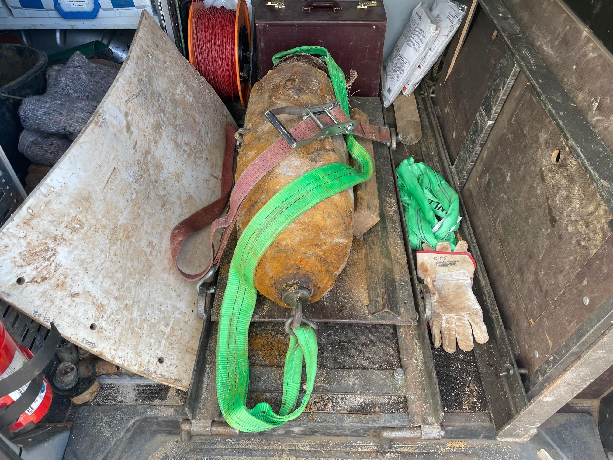 Die Gefahr lauerte in einer Grube: Am 22. Juni 2021 wurde bei Bauarbeiten in der Brunecker Straße im Süden Nürnbergs erneut eine Fliegerbombe aus dem Zweiten Weltkrieg gefunden. Einige Betriebe, eine Kleingartenkolonie und ein Wohnhaus mussten geräumt, ein Schutzwall aufgebaut werden. Um 19.21 Ortszeit gab der Sprengmeister Entwarnung: der 250-Kilogramm Koloss war entschärft.