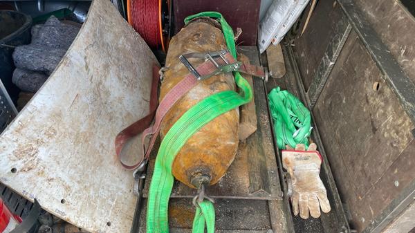 Die Gefahr lauerte in einer Grube: Am 22. Juni 2021 wurde bei Bauarbeiten in der Brunecker Straße im Süden Nürnbergs erneut eine Fliegerbombe aus dem Zweiten Weltkrieg gefunden. Einige Betriebe, eine Kleingartenkolonie und ein Wohnhaus mussten geräumt, ein Schutzwall aufgebaut werden. Um 19.21 Ortszeit gab der Sprengmeister Entwarnung: der 250-Kilogramm Koloss war entschärft.