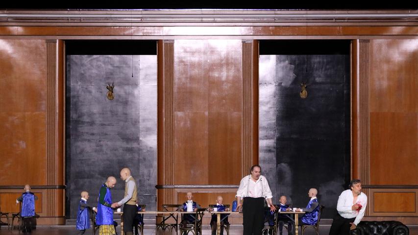 Opulentes Bühnenbild: Eine mächtige holzvertäfelte Villa symbolisiert in Opulentes Bühnenbild: Eine mächtige holzvertäfelte Villa symbolisiert in