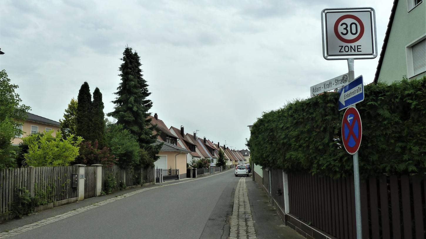 Die Anwohner in der Adam-Kraft-Straße klagen über die Zunahme des Durchgangsverkehrs. Die Anwohner in der Adam-Kraft-Straße klagen über die Zunahme des Durchgangsverkehrs.