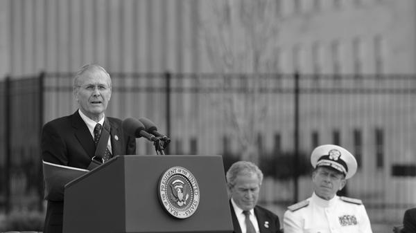 Der frühere US-Verteidigungsminister Donald Rumsfeld ist tot. Der republikanische Politiker sei im Kreis seiner Familie in Taos im US-Bundesstaat New Mexico gestorben, teilte Rumsfelds Familie am 30. Juni in einer schriftlichen Stellungnahme mit. Er wurde 88 Jahre alt.