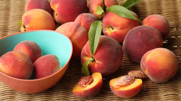 Pfirsiche haben einen hohen Wassergehalt und sind reich an zahlreichen Nährstoffe wie Kalzium, Kalium und Magnesium. Pfirsiche enthalten außerdem die Vitamine A, B1 und B2 sowie das für die Stärkung der Abwehrkräfte so wichtige Vitamin C.