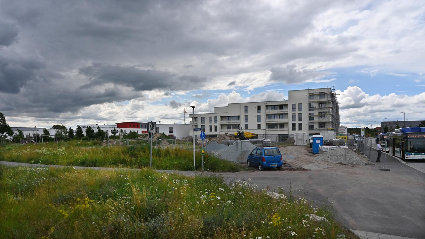 Auf dem Gelände südlich der Bushaltestellen an der Lindnerstraße soll das neue Büchenbacher Stadtteilzentrum gebaut werden. Auf dem Gelände südlich der Bushaltestellen an der Lindnerstraße soll das neue Büchenbacher Stadtteilzentrum gebaut werden.