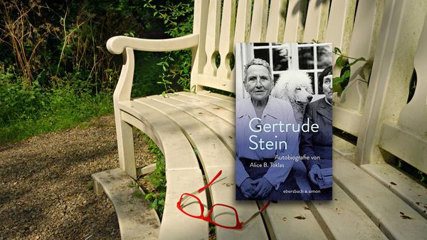 Vielleicht verwendete Gertrude Stein das Wort Genie ein paarmal zu oft, natürlich stets in Bezug auf sich. Geschenkt! Es nimmt ihrem vielleicht schönsten Buch "Autobiografie von Alice B. Toklas" nicht den lakonischen Witz und den literarischen Wagemut. Stein schrieb es (mit losen Satzzeichen) aus Sicht ihrer Lebensgefährtin, was auch eine Liebesgeste ist, und konnte sich so selbst in den höchsten Tönen loben, indirekt eben. Aber mit wem sonst verkehrten Picasso und Matisse, später auch Ernest Hemingway derart bewundernd und stets auf Augenhöhe? Der launige Bericht über das Paris des frühen 20. Jahrhunderts und ihren Salon, über Künstler und das leidenschaftliche Sammeln von Kunst amüsiert auch 75 Jahre nach Steins Tod: herrlicher Klatsch sowieso (Edition Ebersbach, 24 Euro). Wolf Ebersberger