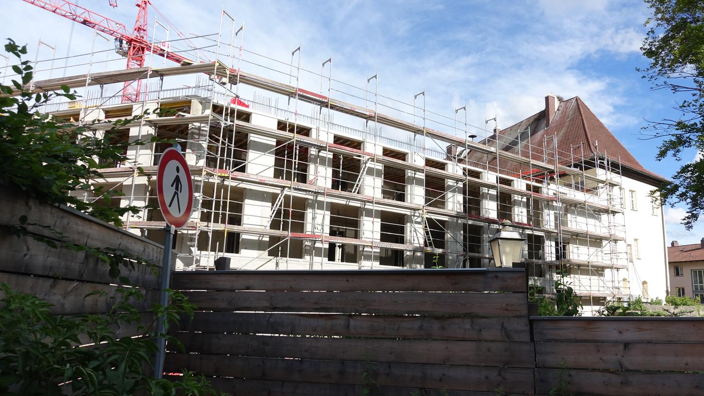 Der Rathausneubau in Herzogenaurach am 30. Juni 2021. Der Stadtrat vergab an diesem Abend die Innenputzarbeiten für das Neubaugebäude, die Natursteinfassade und die Trockenbauarbeiten.
Der Rathausneubau in Herzogenaurach am 30. Juni 2021. Der Stadtrat vergab an diesem Abend die Innenputzarbeiten für das Neubaugebäude, die Natursteinfassade und die Trockenbauarbeiten.