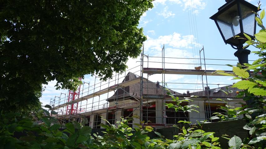 Das neue Rathaus wächst mit erstaunlicher Geschwindigkeit. Hier der Blick auf die Baustelle mit Schloss im Hintergrund.
Das neue Rathaus wächst mit erstaunlicher Geschwindigkeit. Hier der Blick auf die Baustelle mit Schloss im Hintergrund.