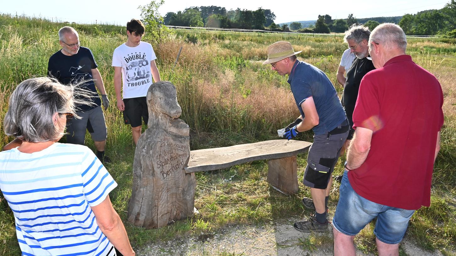 Die aus Holz geschnitzte Schäferbank, die neben der ehemaligen Behausung des Schäfers am Holzweg in Büchenbach stand, ist wieder aufgetaucht. Naturschützer aus Büchenbach haben sie wieder aufgestellt. 
