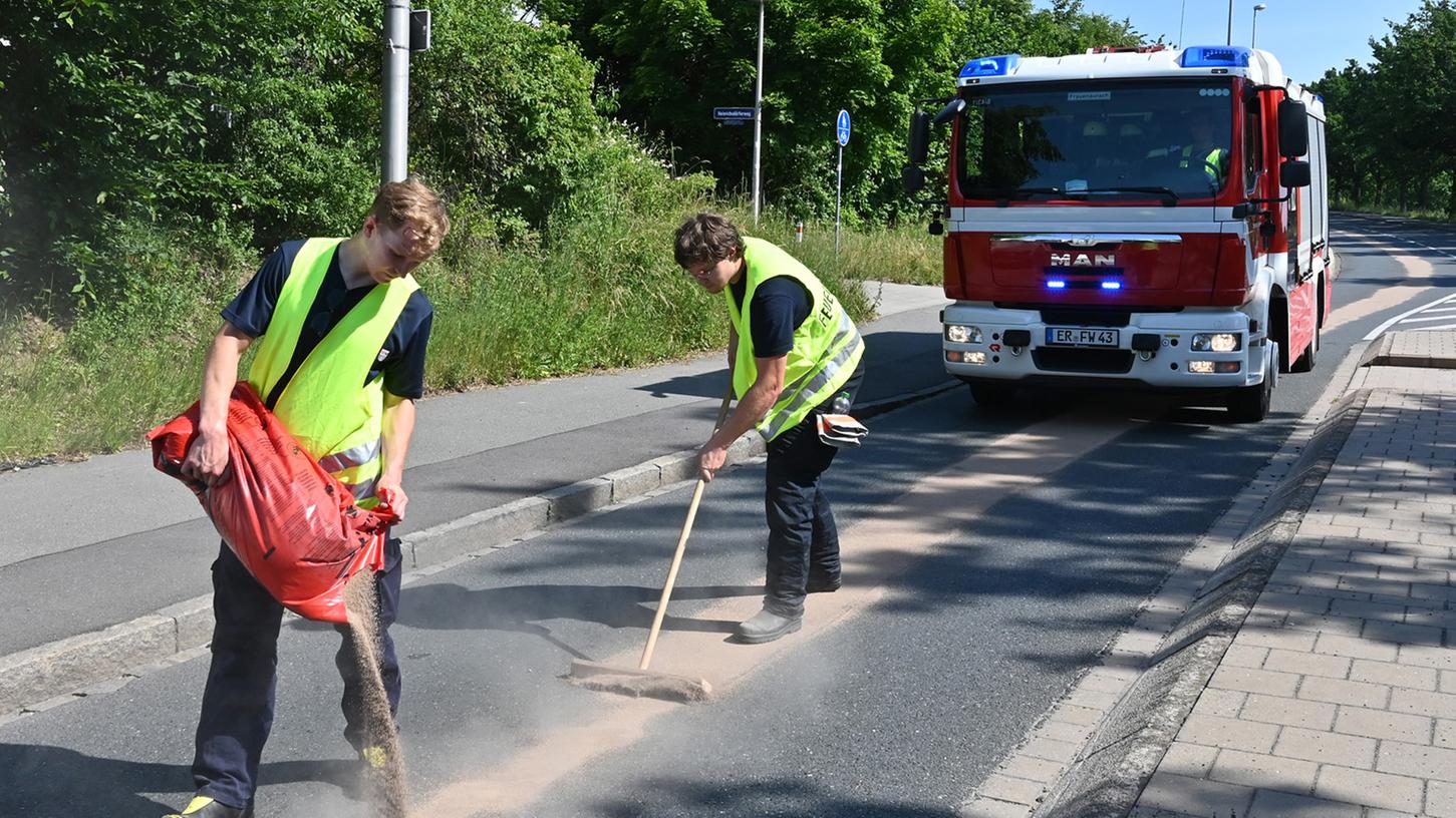 Derzeit ist viel Handarbeit notwendig (wie hier in Frauenaurach), um eine Ölspur zu beseitigen. Wenn das neue Ölspurbeseitigungsfahrzeug eingesetzt werden kann, geht das viel einfacher.
Foto: Klaus-Dieter Schreiter Derzeit ist viel Handarbeit notwendig (wie hier in Frauenaurach), um eine Ölspur zu beseitigen. Wenn das neue Ölspurbeseitigungsfahrzeug eingesetzt werden kann, geht das viel einfacher.
Foto: Klaus-Dieter Schreiter
