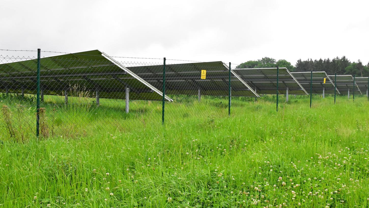 Der Sengenthaler Gemeinderat hatte in der ersten Sitzung des Jahres 2022 auch über zwei Freiflächen-Photovoltaikanlagen auf dem Winnberg und bei Forst zu entscheiden.
Der Sengenthaler Gemeinderat hatte in der ersten Sitzung des Jahres 2022 auch über zwei Freiflächen-Photovoltaikanlagen auf dem Winnberg und bei Forst zu entscheiden.