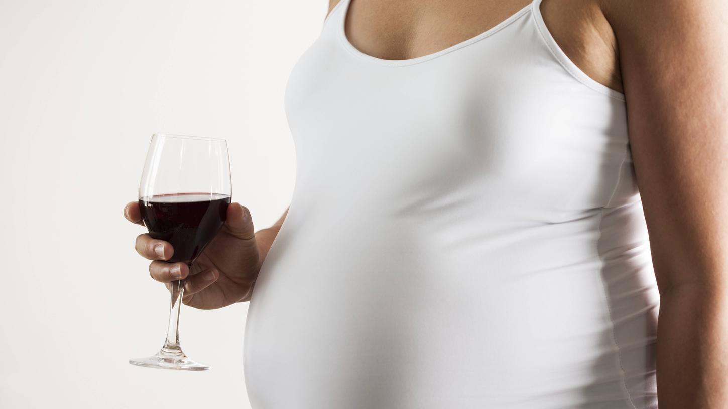 Alkohol in der Schwangerschaft zu trinken, ist keine gute Idee. Häufig werden durch Alkoholkonsum vorgeburtliche Schädigungen hervorgerufen.