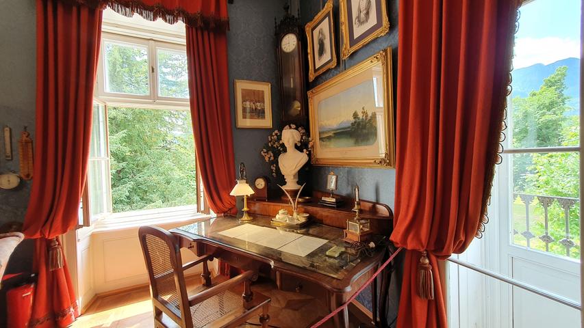 Der Schreibtisch von Franz Joseph sieht aus, als sei er nur kurz verlassen worden.
Der Schreibtisch von Franz Joseph sieht aus, als sei er nur kurz verlassen worden.