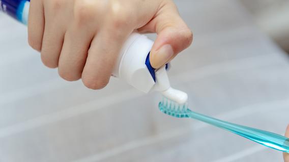 Zähne putzen vor oder nach dem Frühstück: Was ist sinnvoll?