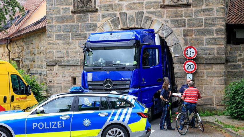Hoppla! Lkw steckt in historischem Torbogen in Neunkirchen fest