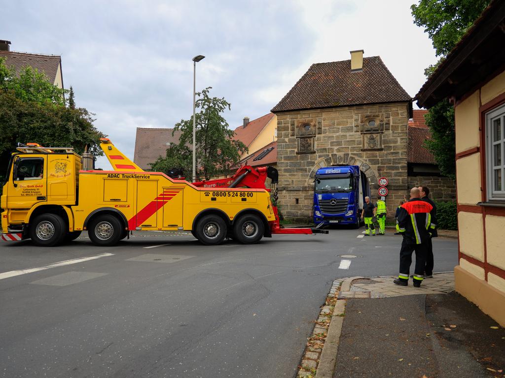 Torsten Hanspach (tha): U četvrtak popodne, poljski kamion s prikolicom pokušao je proći Forchheimer Tor u Neunkirchen am Brand unatoč ograničenom prostoru za glavu.  Pokušaj je temeljito propao.  S prikolicom vozilo je zapelo u jedinom prolazu visokom 3,20 metara.  I prikolica i povijesna gradska vrata, izgrađena od pješčenjaka, teško su oštećena.  (...)