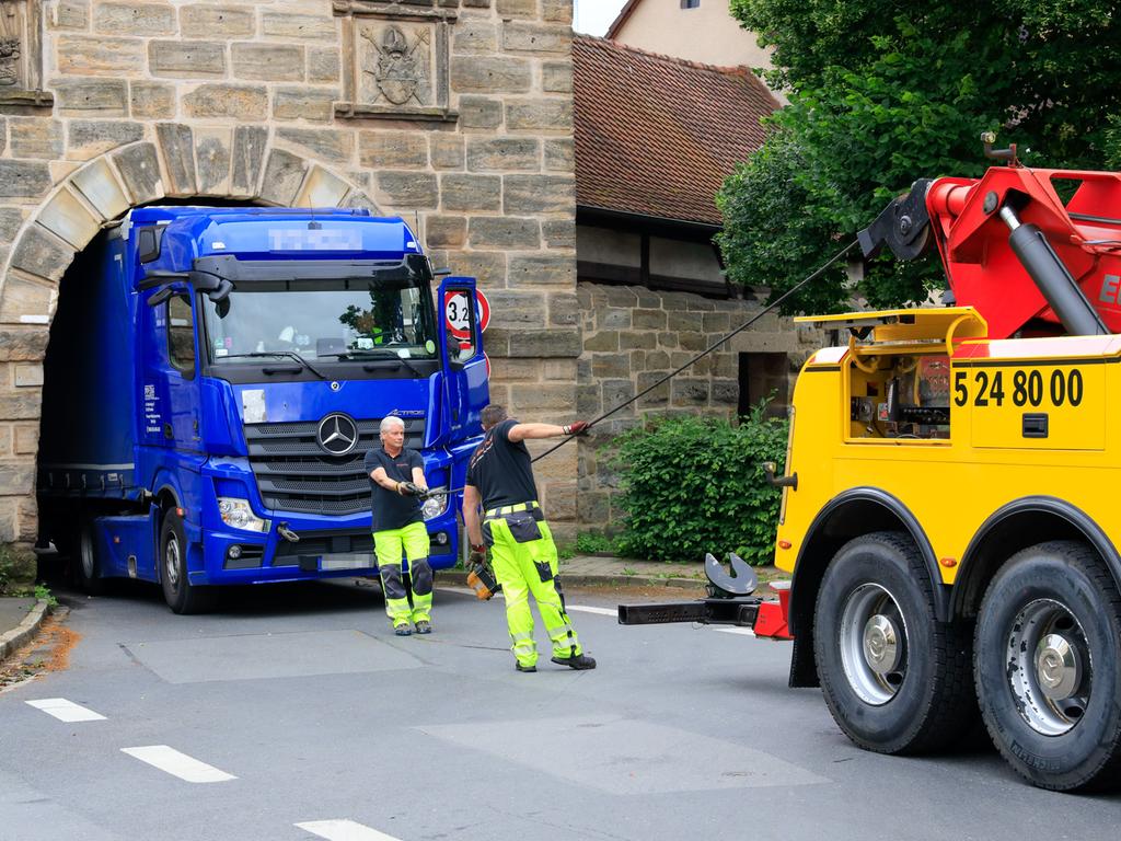 Torsten Hanspach (tha): U četvrtak popodne, poljski kamion s prikolicom pokušao je proći Forchheimer Tor u Neunkirchen am Brand unatoč ograničenom prostoru za glavu.  Pokušaj je temeljito propao.  S prikolicom vozilo je zapelo u jedinom prolazu visokom 3,20 metara.  I prikolica i povijesna gradska vrata, izgrađena od pješčenjaka, teško su oštećena.  (...)