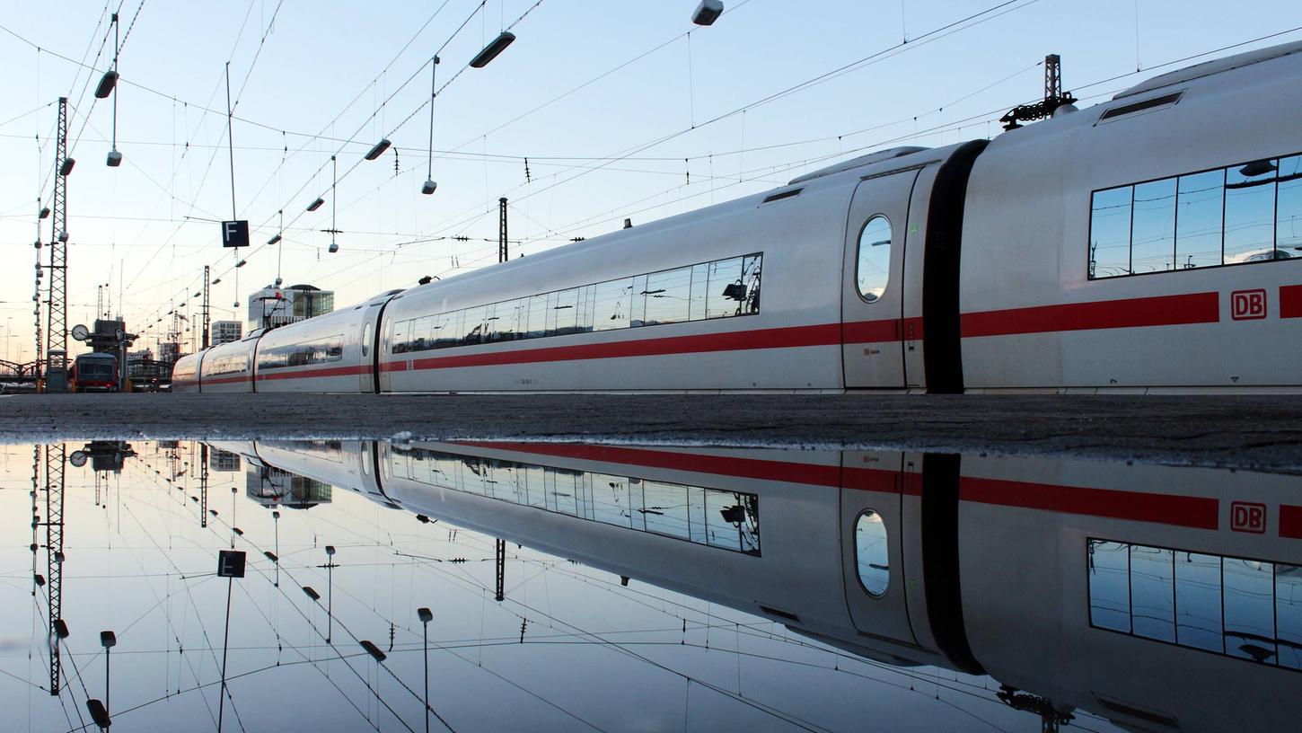 Von 2028 an sollen täglich 25 ICE-Züge in einem neuen Werk bei Nürnberg gereinigt und gewartet werden. Doch die Frage des Standorts ist strittig.
Von 2028 an sollen täglich 25 ICE-Züge in einem neuen Werk bei Nürnberg gereinigt und gewartet werden. Doch die Frage des Standorts ist strittig.