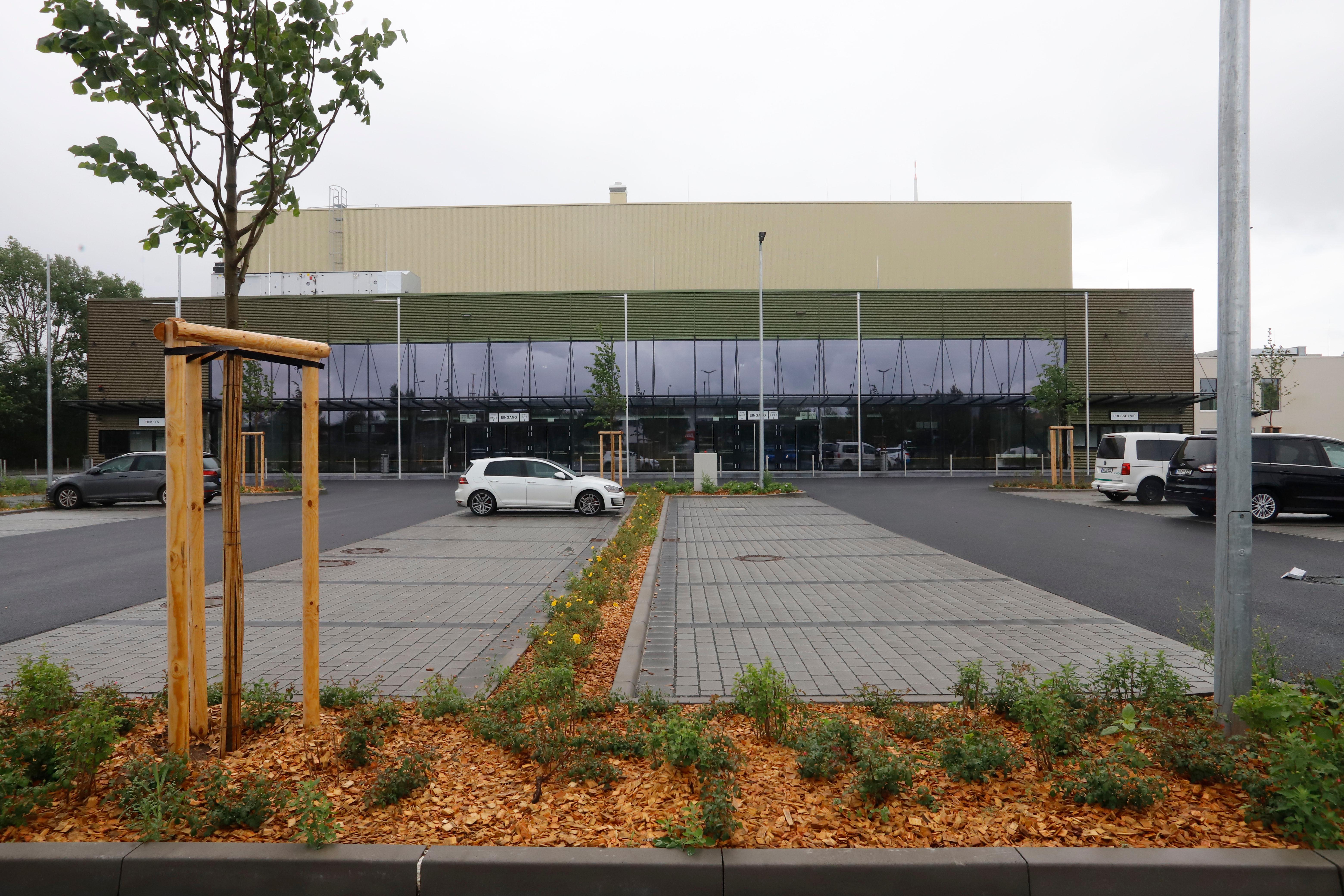 25.000 Quadratmeter groß ist das Gelände, das früher ein Sportplatz gewesen ist. Nun steht hier eine 91 Meter lange und 55 Meter breite Arena.