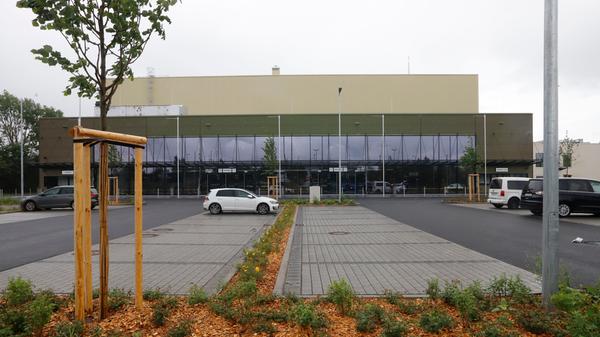 25.000 Quadratmeter groß ist das Gelände, das früher ein Sportplatz gewesen ist. Nun steht hier eine 91 Meter lange und 55 Meter breite Arena.