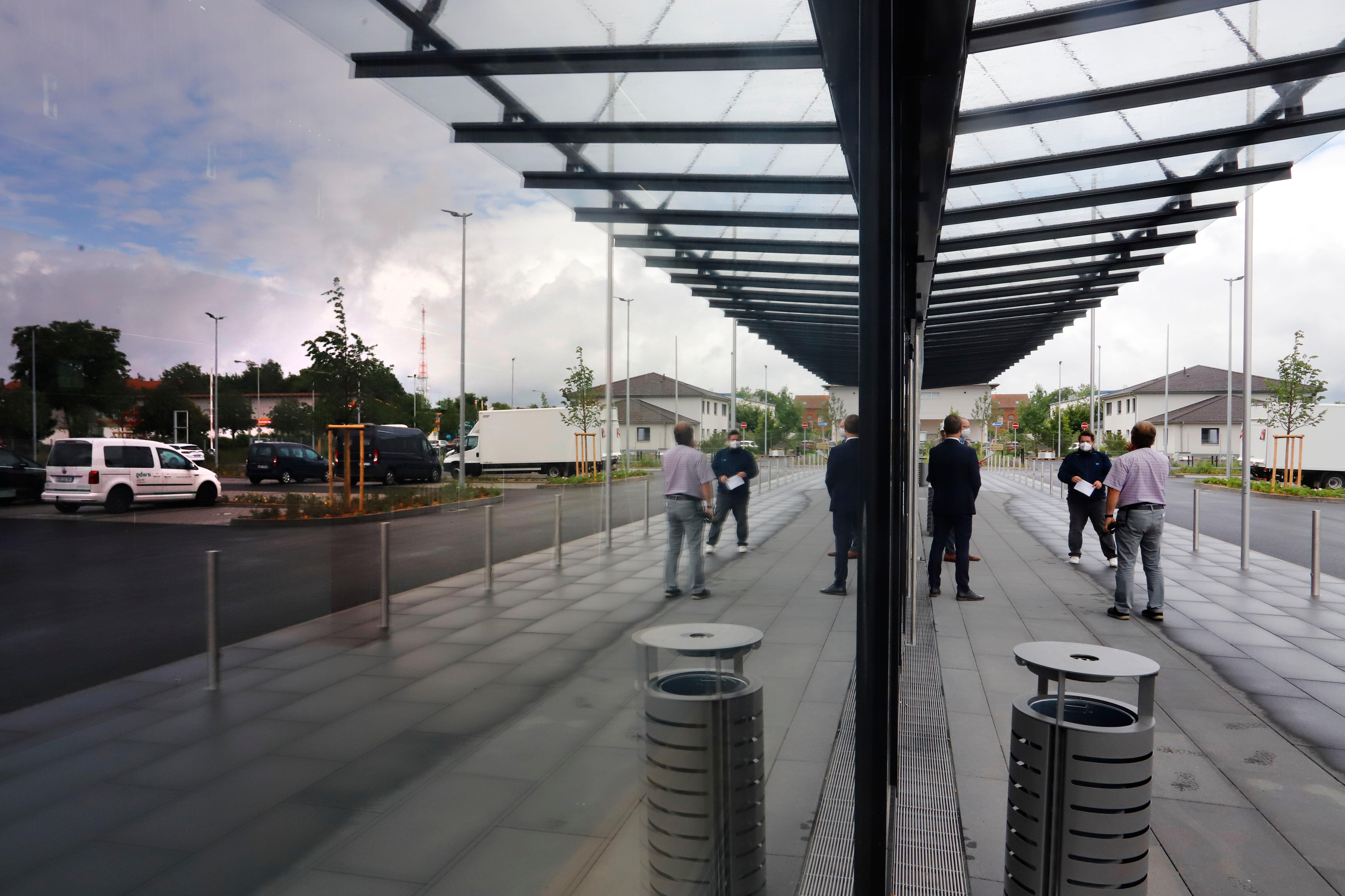 Die besticht vor allem durch ihre mächtige Glasfront samt gläsernem Vordach und die Fassade, die, je nach Standpunkt, die Farbe ändert. Von grün über golden bis zu rot-violett.