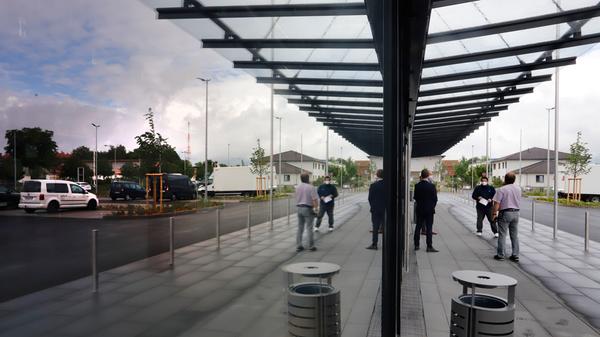 Die besticht vor allem durch ihre mächtige Glasfront samt gläsernem Vordach und die Fassade, die, je nach Standpunkt, die Farbe ändert. Von grün über golden bis zu rot-violett.