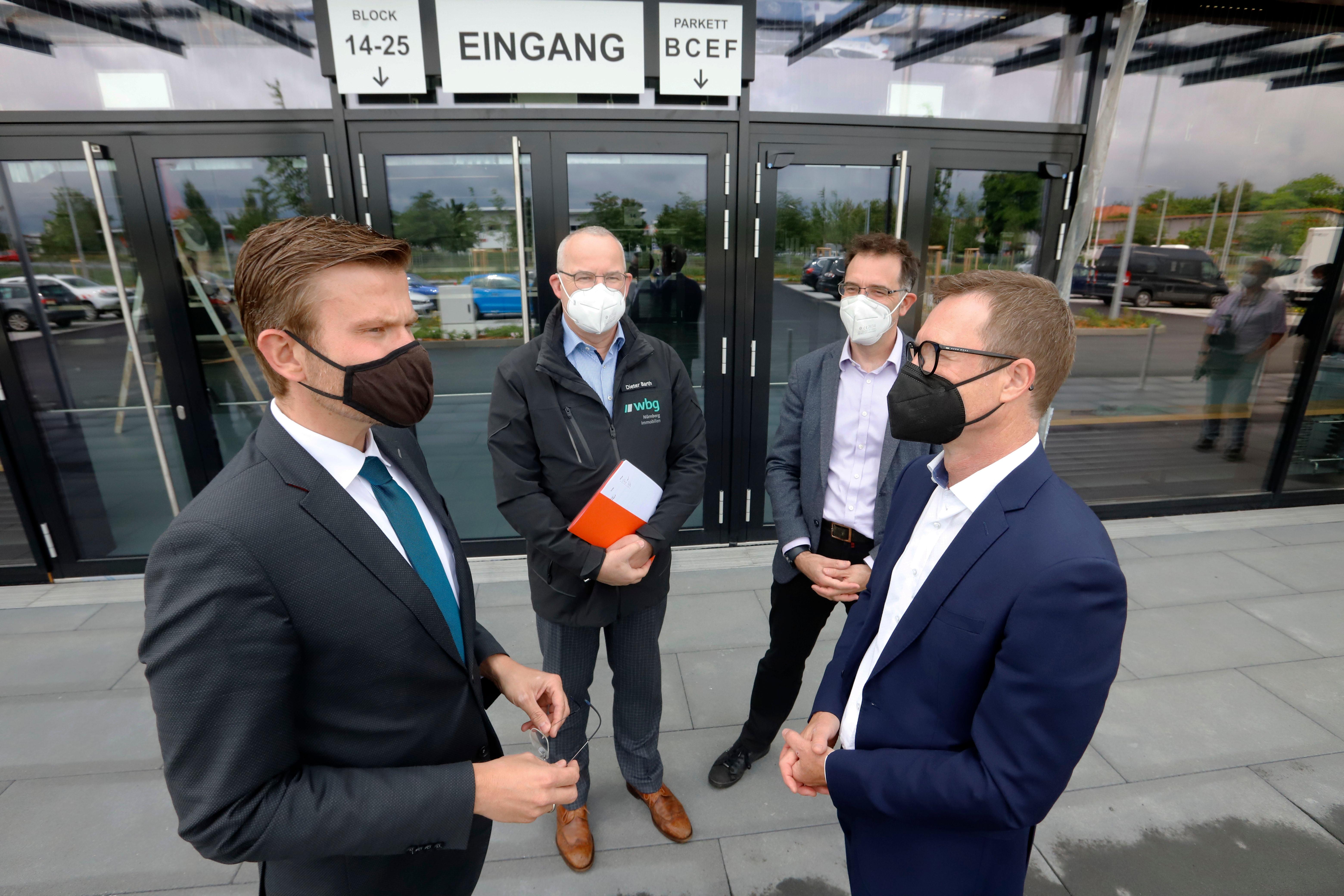 Oberbürgermeister Marcus König (li.) und Nürnbergs Baureferent Daniel Ulrich (2. v.r.) haben die Halle am Donnerstag von der wbg Kommunal, vertreten durch wbg-Chef Ralf Schekira (re.) und Sprecher Dieter Barth, übernommen.