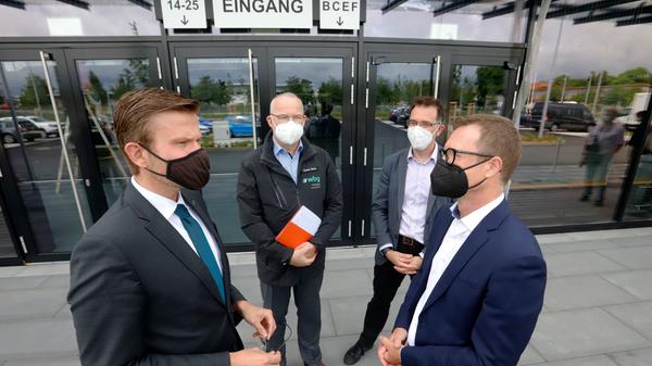 Oberbürgermeister Marcus König (li.) und Nürnbergs Baureferent Daniel Ulrich (2. v.r.) haben die Halle am Donnerstag von der wbg Kommunal, vertreten durch wbg-Chef Ralf Schekira (re.) und Sprecher Dieter Barth, übernommen.