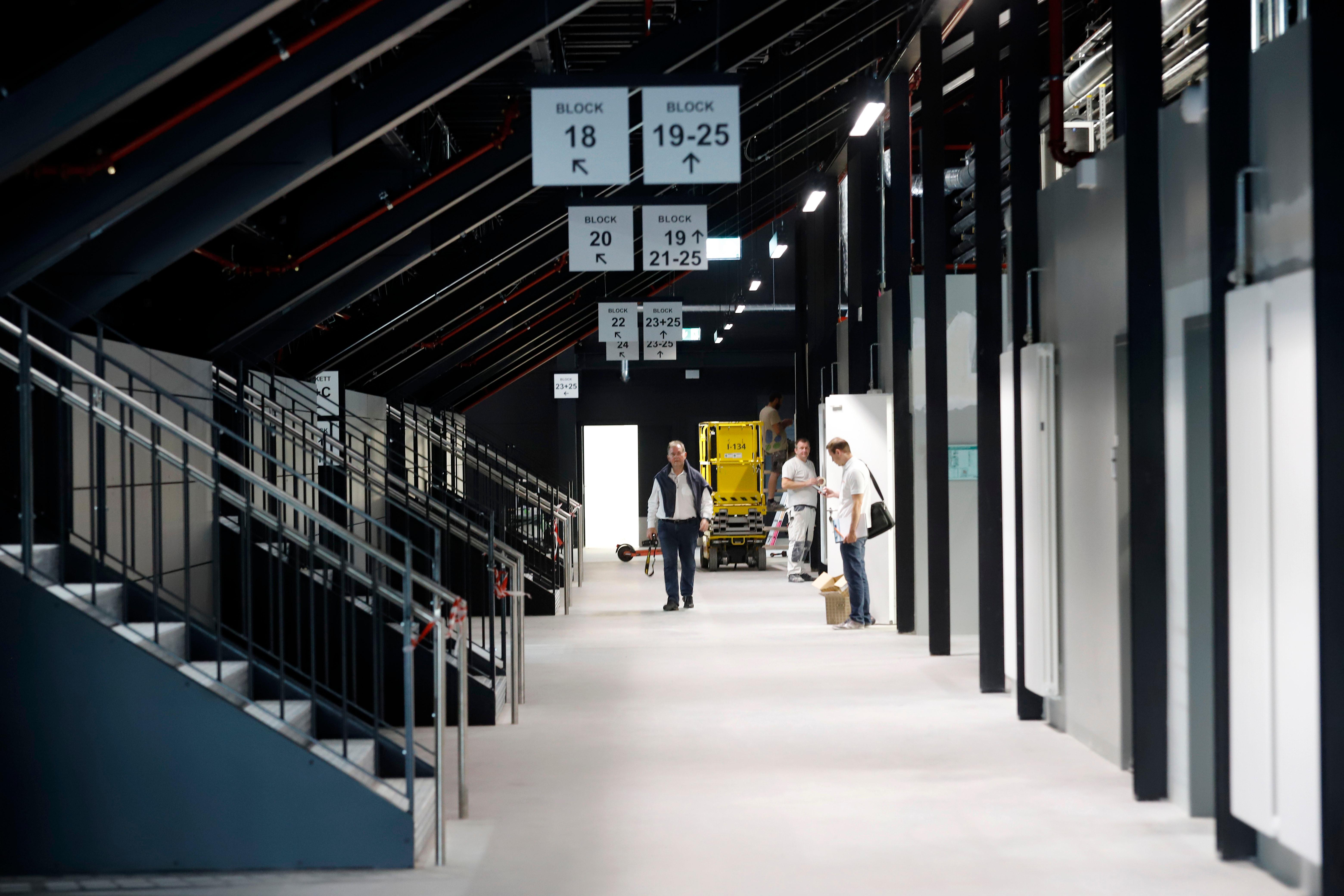 Und so sieht die Halle im Innern aus. Über die Verteilergänge kommen die Fans auf die Tribünen.